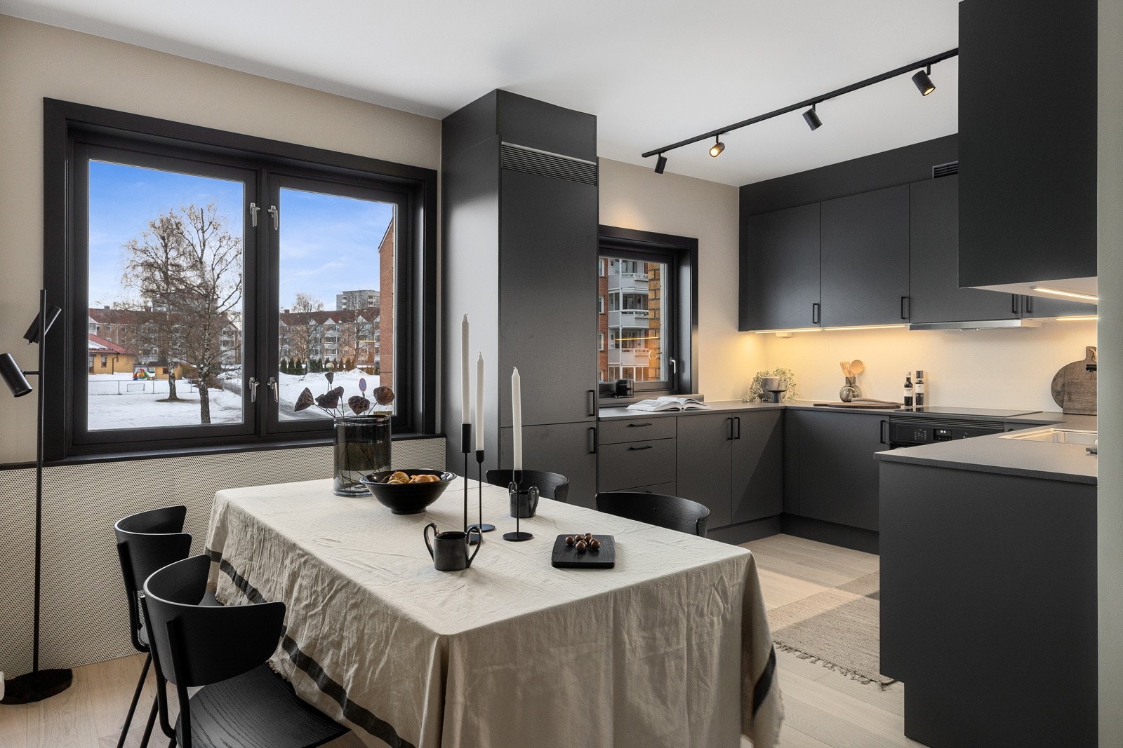 Moderne og romslig kjøkken i delvis åpen løsning mot stuen. Kjøkkeninnredningen fra 2024 er levert av Sigdal, og har svært godt skap- og benkeplass. Galleribilde