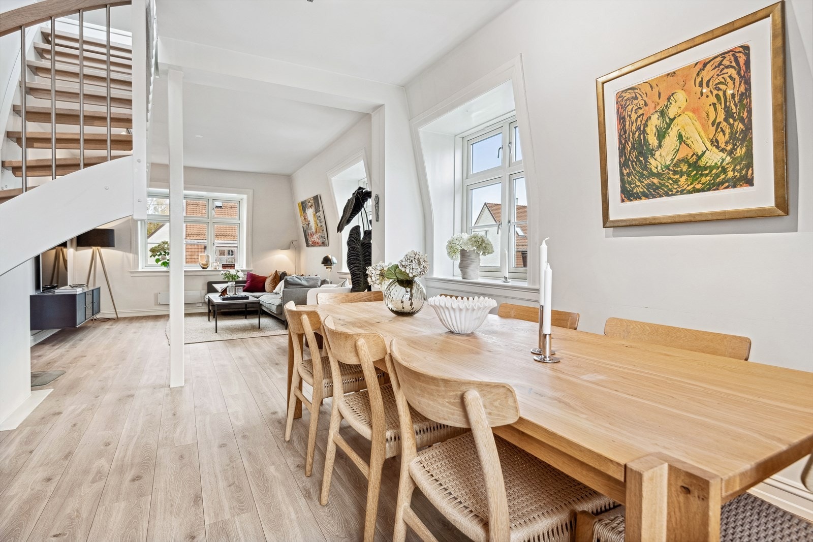 Stue, spiseplass og kjøkken utgjør et stort, sosialt allrom. Galleribilde