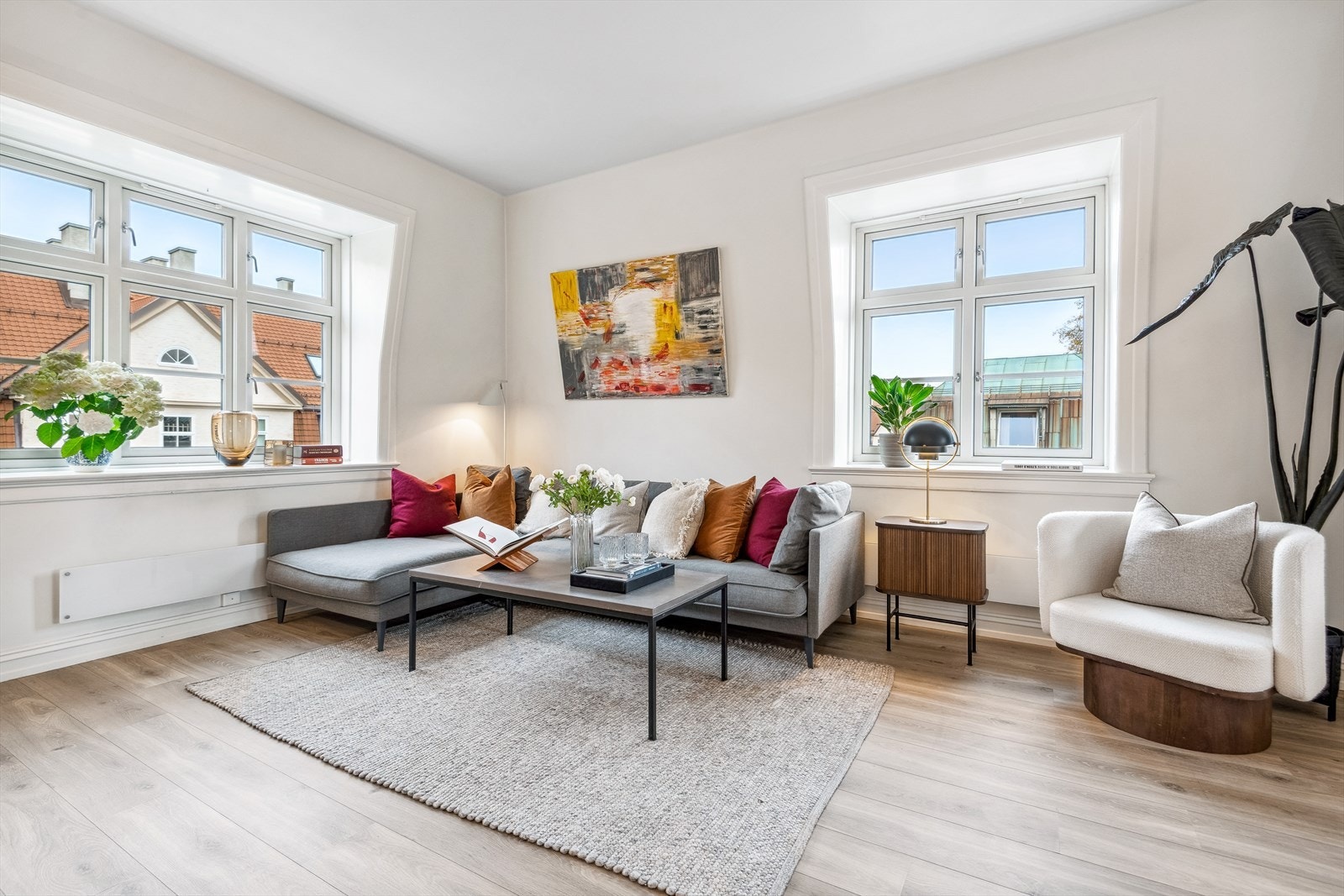 Lyse, stilrene overflater og laminat på gulv. Galleribilde