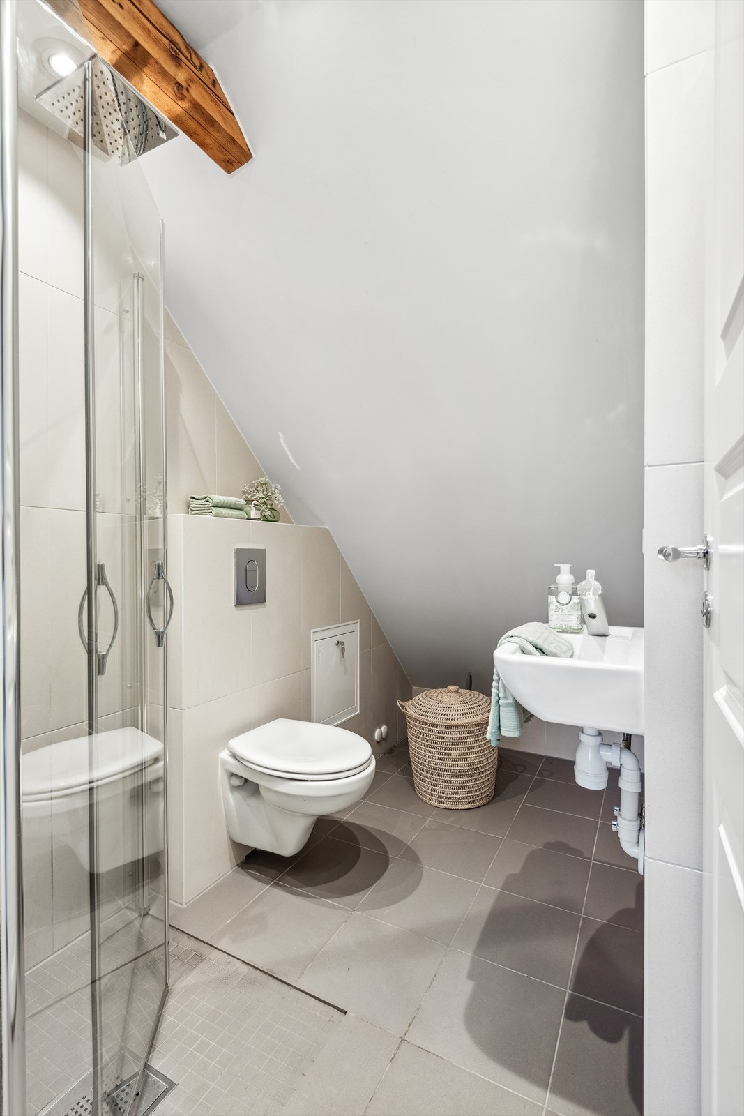 Baderom 2 etablert i 2013/2014. Varmekabler i baderomsgulv. Galleribilde