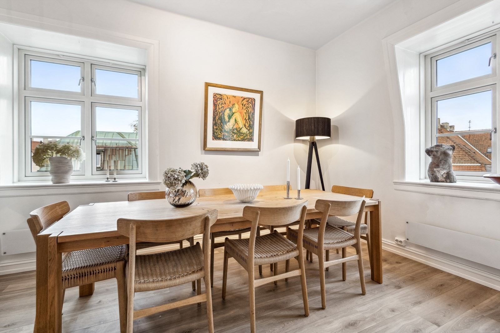 Leiligheten er elektrisk oppvarmet, i tillegg peisovn i stuen for de kjøligere dagene. Galleribilde