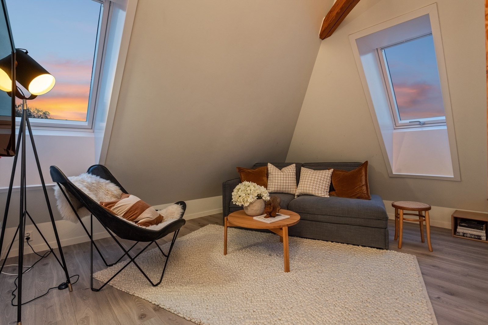 Loftsplanet er skjermet for innsyn, likevel kan man nyte et vakkert ustyn mot de idylliske omgivelsene og mot Holmenkollåsen. Galleribilde