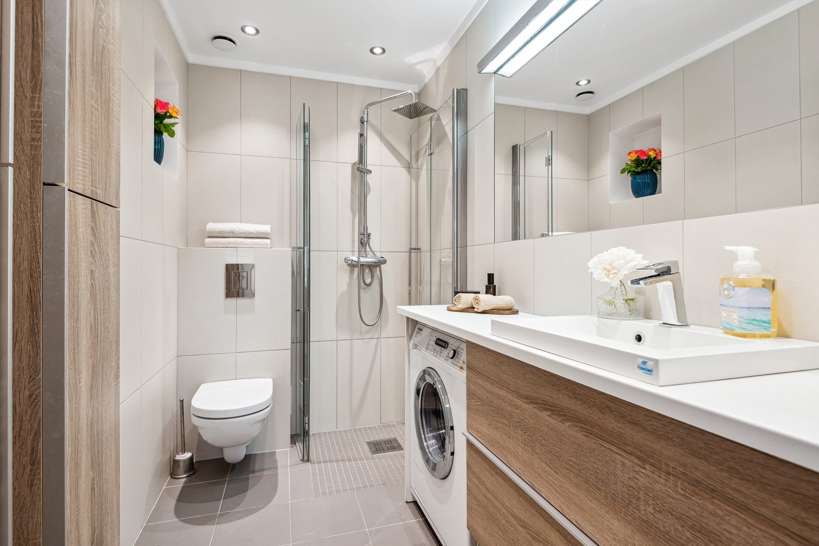 Baderom 1 i 3. etasje med dusjhjørne og opplegg for vaskemaskin. Galleribilde