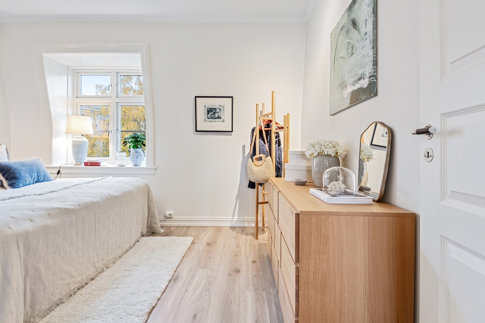 Soverommet er meget romslig med god plass til dobbeltseng og øvrig soveromsmøblement. Godt med oppbevaringsplass i garderobeskap. Galleribilde