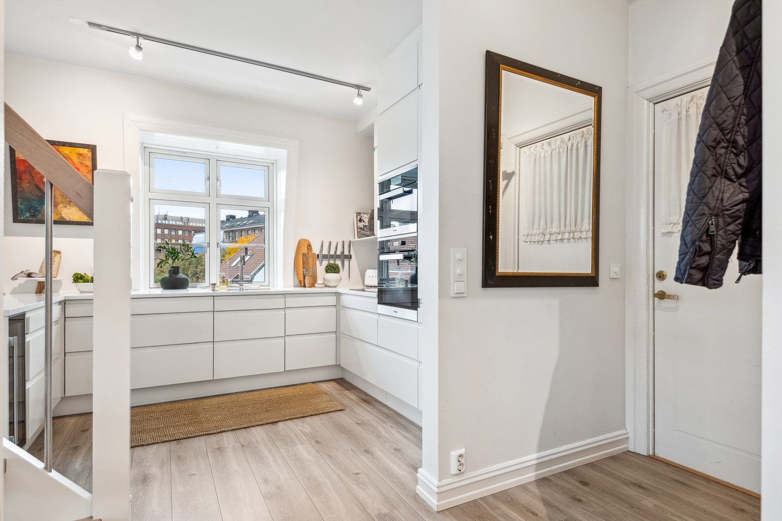 Åpen og lys entré. Galleribilde