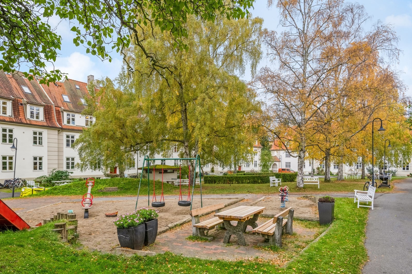Lekeplass i borettslagets bakgård gjør det enkelt å bo sentralt med barn. Galleribilde