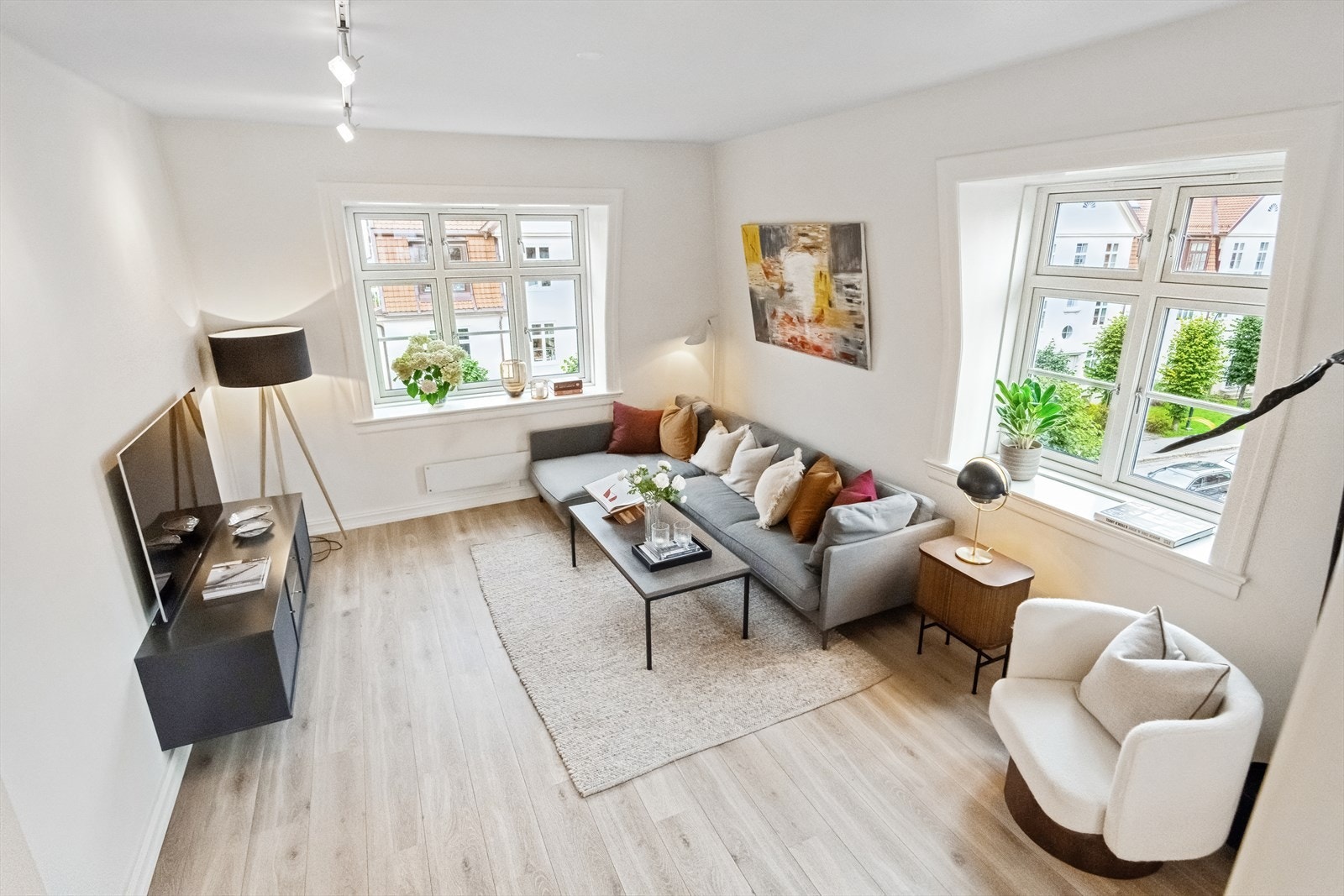 Leiligheten har en god standard og planløsning, bestående av hovedplan i 3. etg, samt loft. Galleribilde