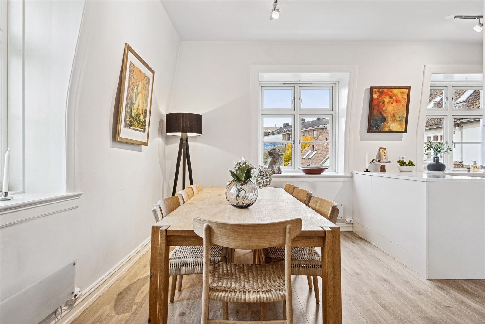 Hyggelig spiseplass der man har fin kontakt med kjøkkenet. Galleribilde