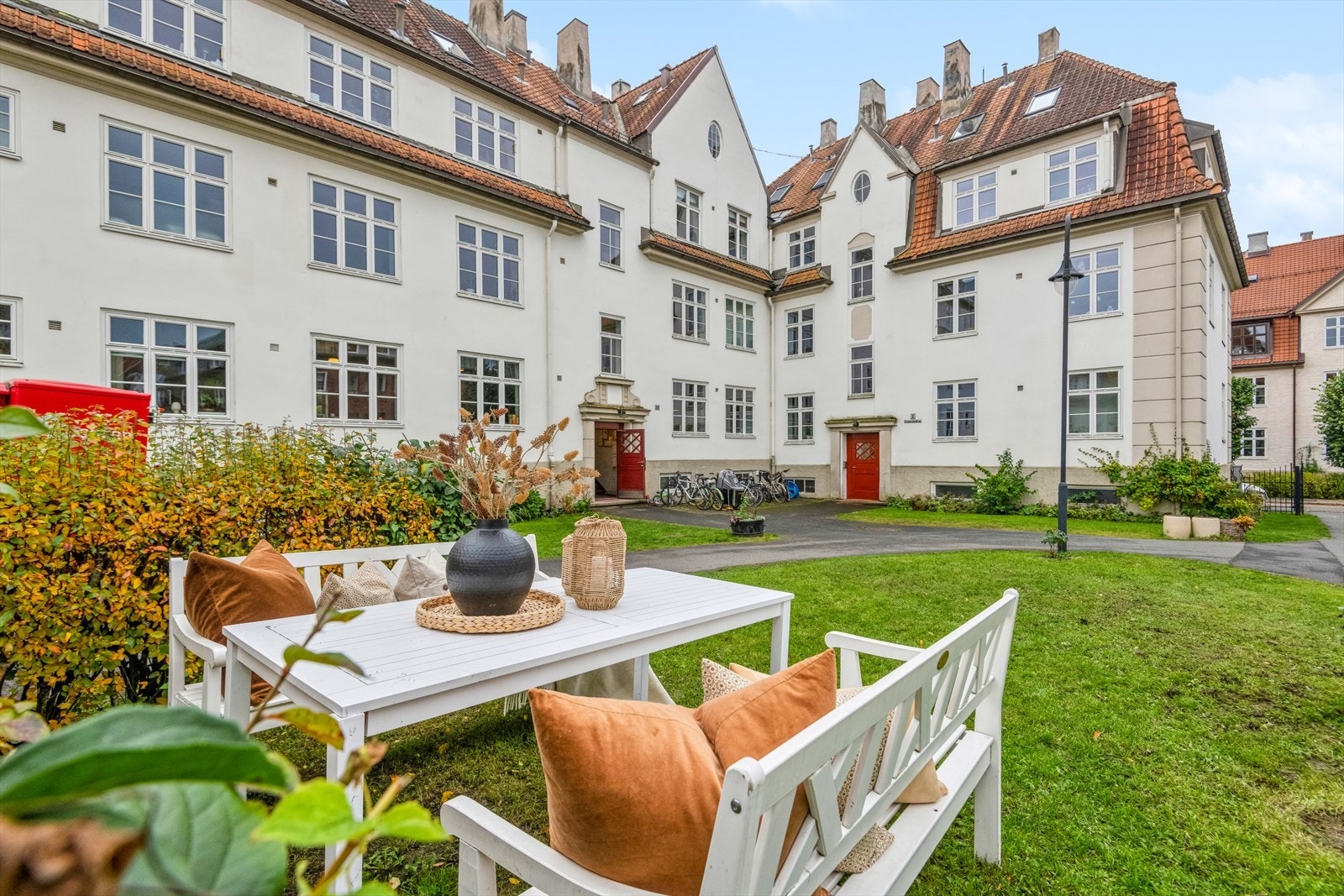 Leiligheten ligger i en klassisk, vakker bygård fra 1920 i et sjarmerende og usjenert boligområde i Lindern Hageby. Galleribilde