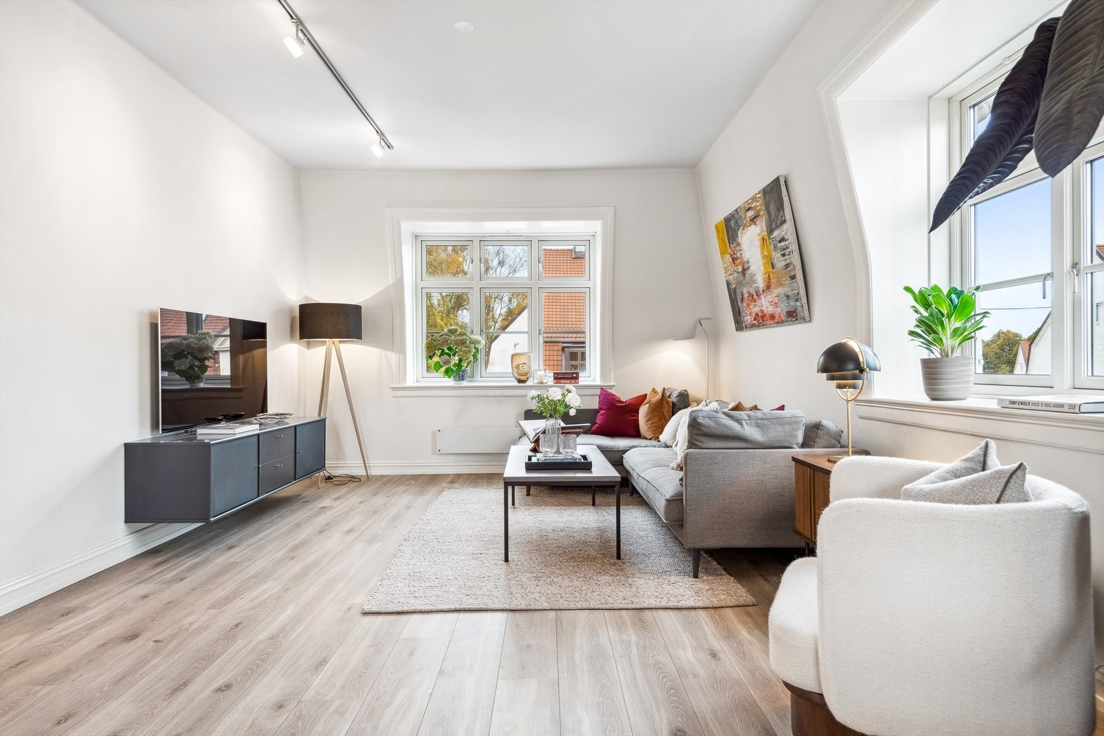 Åpen og luftig planløsning der 3. etasje består av entré, bad, soverom samt kjøkken/stue i delvis åpen løsning. Galleribilde