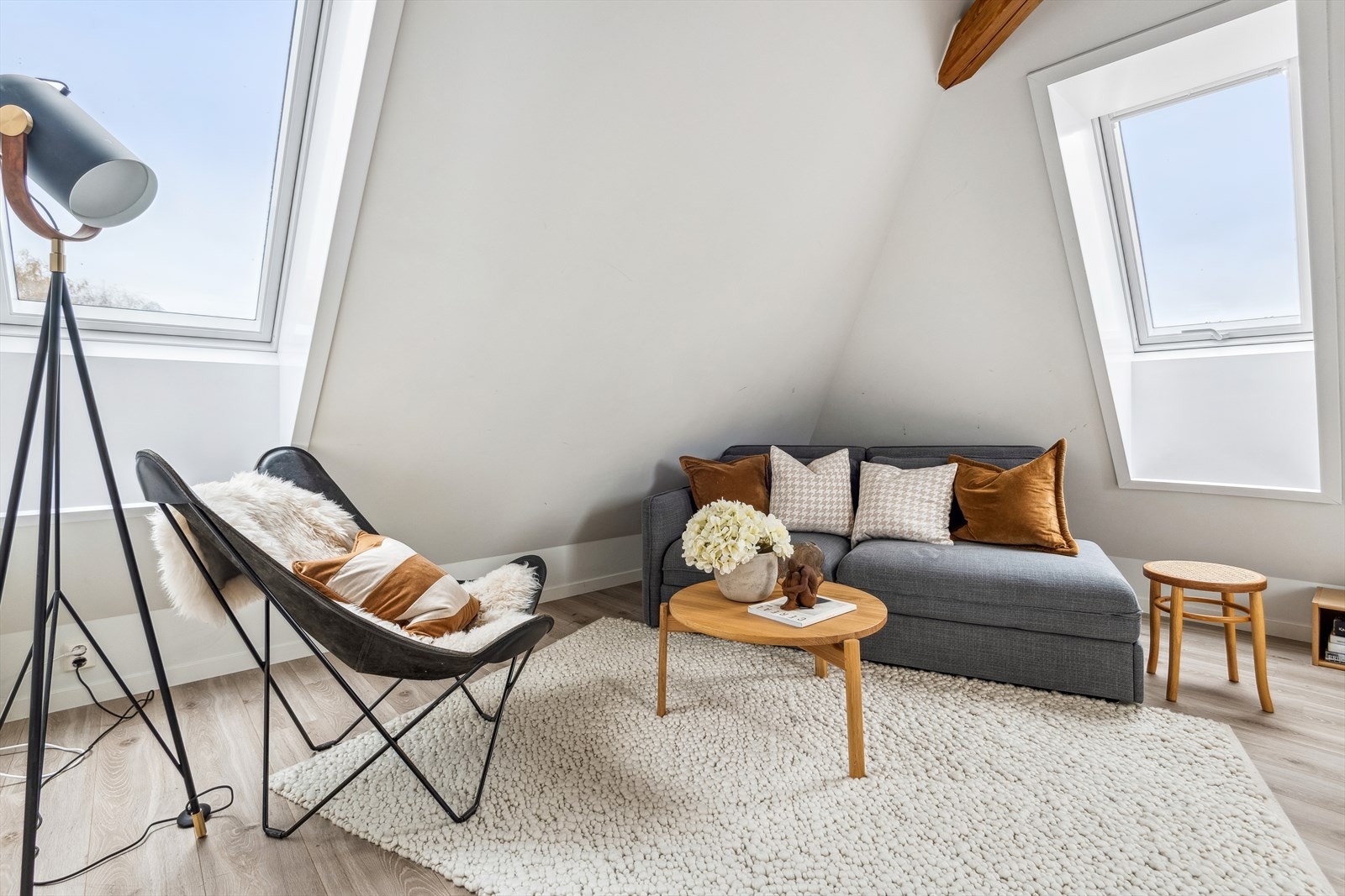 Takvinduene gir rikelig med lysinnslipp på loftsplanet. Galleribilde