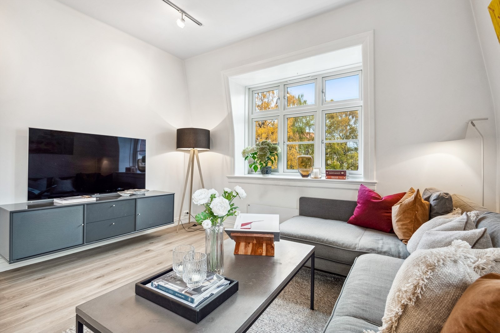 Fra vinduet har man utsyn til den sjarmerende bebyggelsen på Lindern. Galleribilde