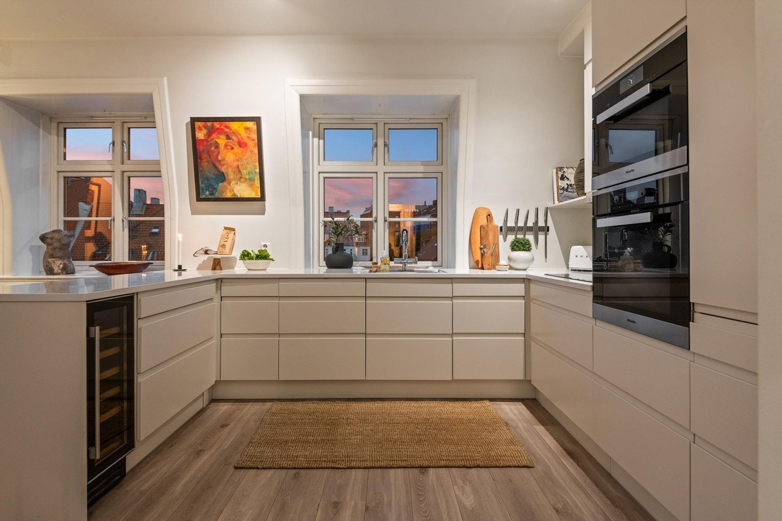 Stemningsfull kveldshimmel sett fra kjøkkenet. Galleribilde