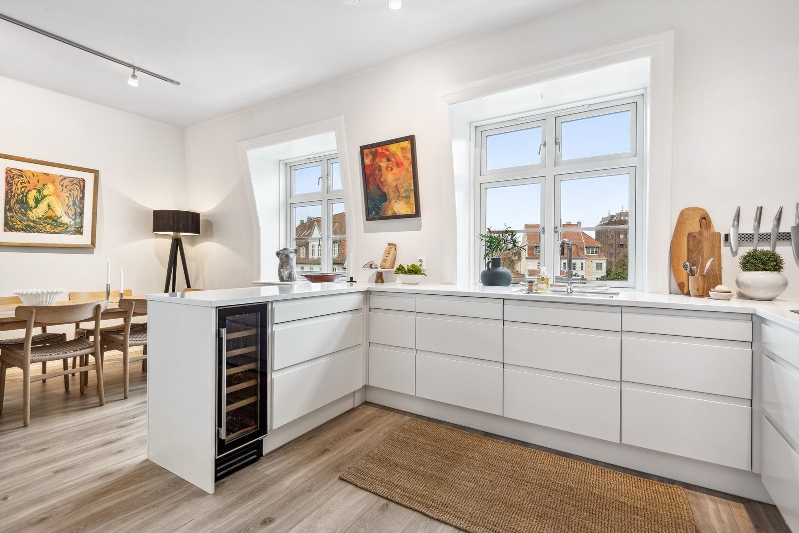 Innbydende og lekkert kjøkken med fronter fra HTH, samt benkeplate i granitt. Galleribilde