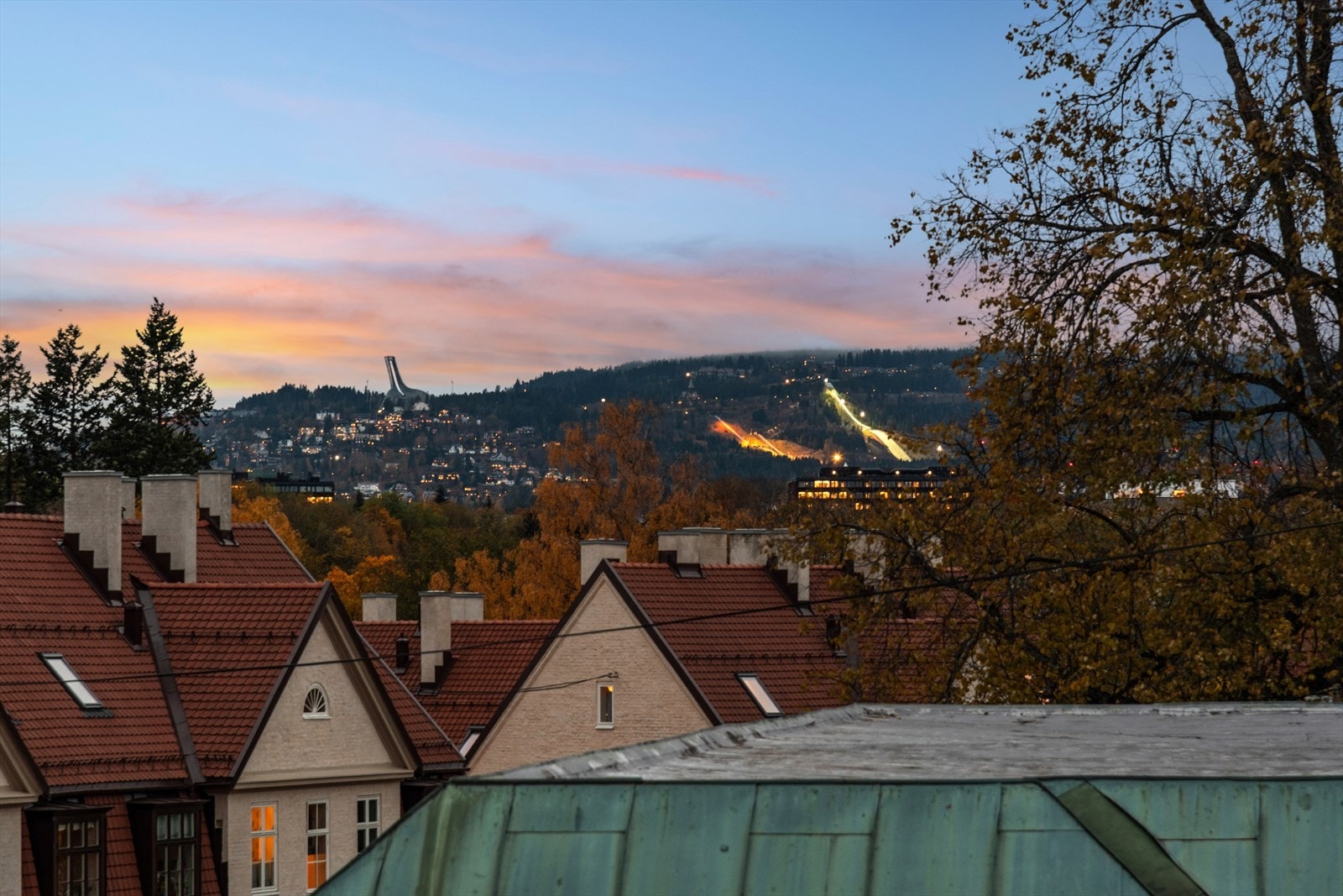 Kveldstid er det ekstra flott med belysningen fra Holmenkollbakken og Midtstubakkene. Galleribilde