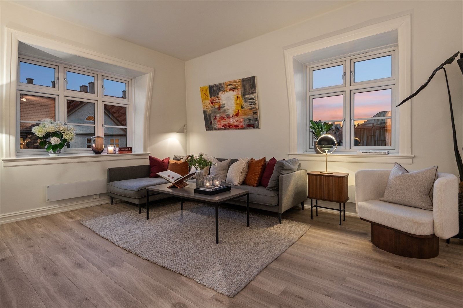 Ina Sartz v/DnB Eiendom Ullevål ønsker velkommen til Armauer Hansens gate 1 - en lys og meget innbydende topp- og hjørneleilighet over to plan. Galleribilde