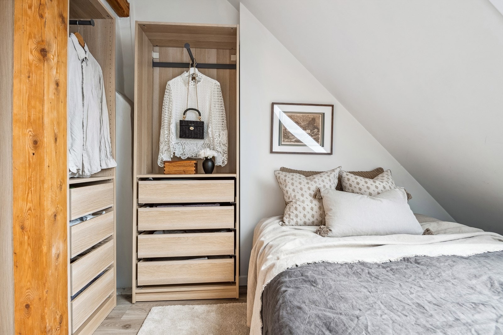 Åpen garderobe medfølger. Galleribilde