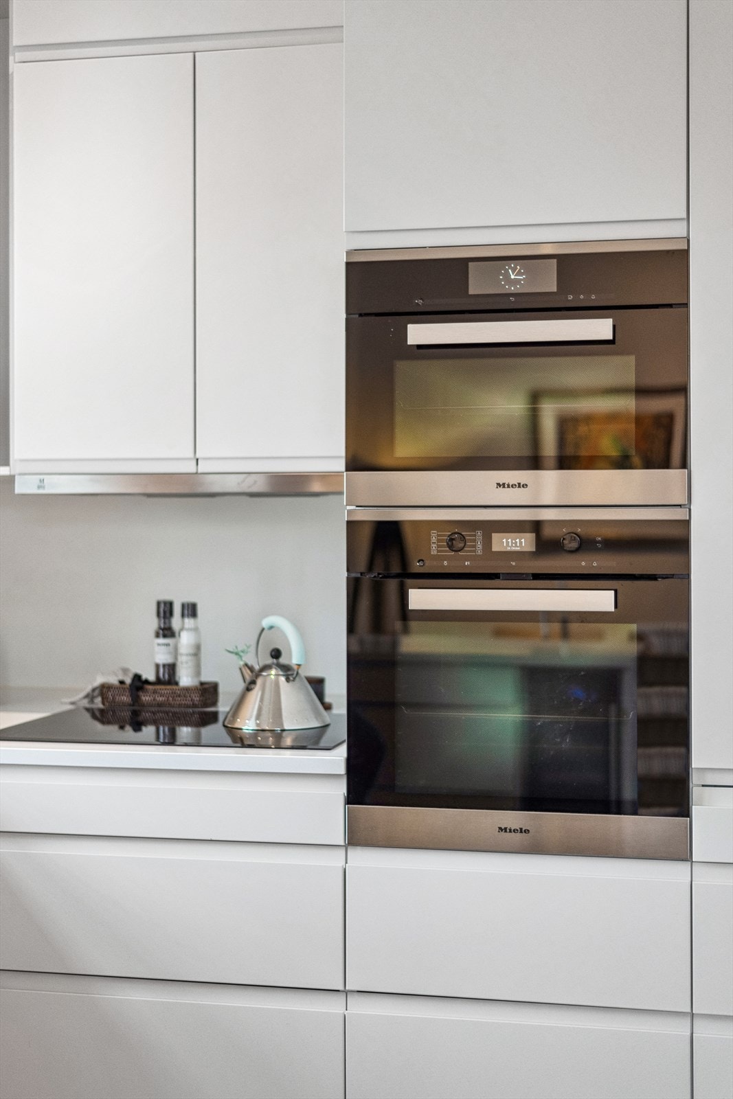 Induksjonstopp, stekeovn, dampovn, oppvaskmaskin, vinskap og kjøl/frys er integrert i innredningen. Galleribilde