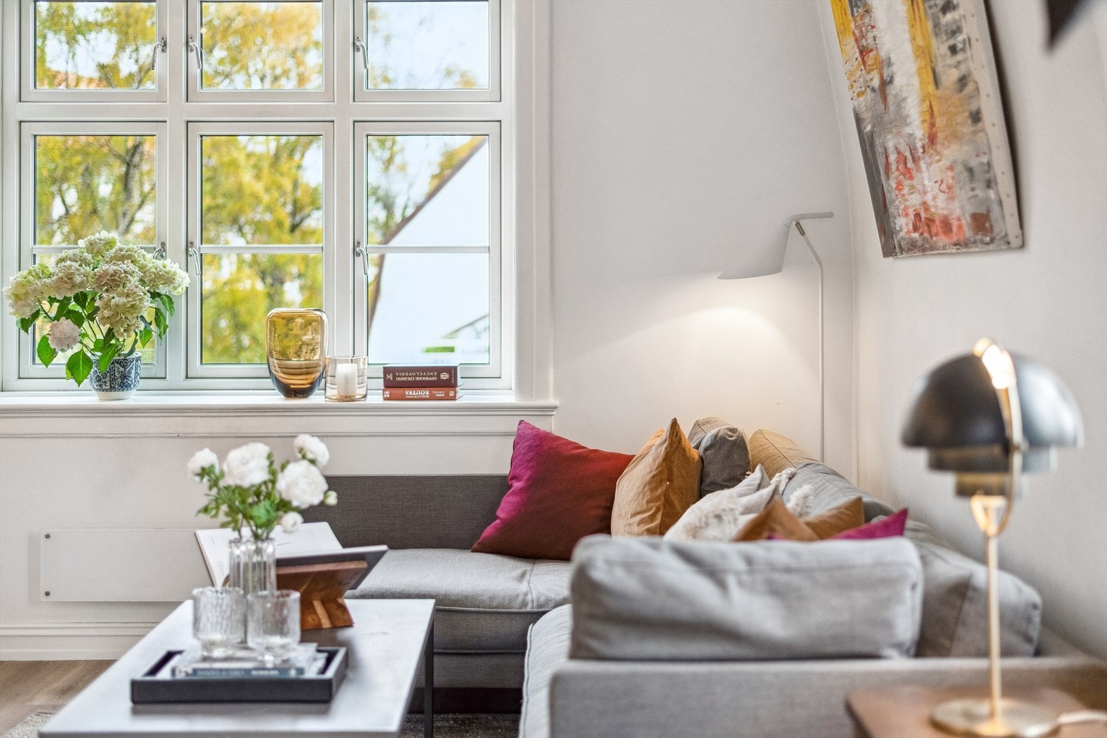 Rikelig med lysinnslipp fra store og mange vindusflater. Galleribilde