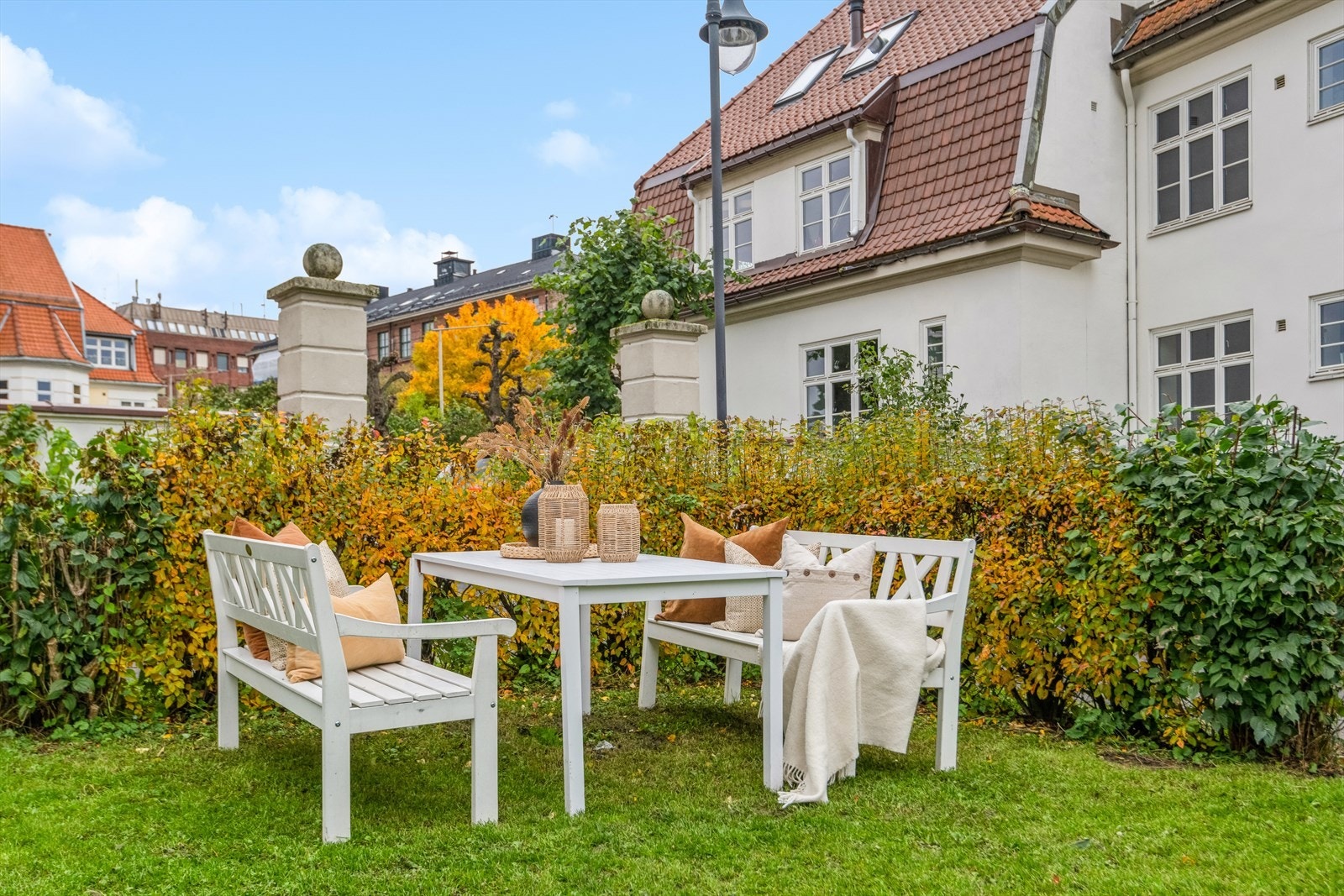 Borettslaget har forseggjorte uteområder med store grøntarealer. Galleribilde