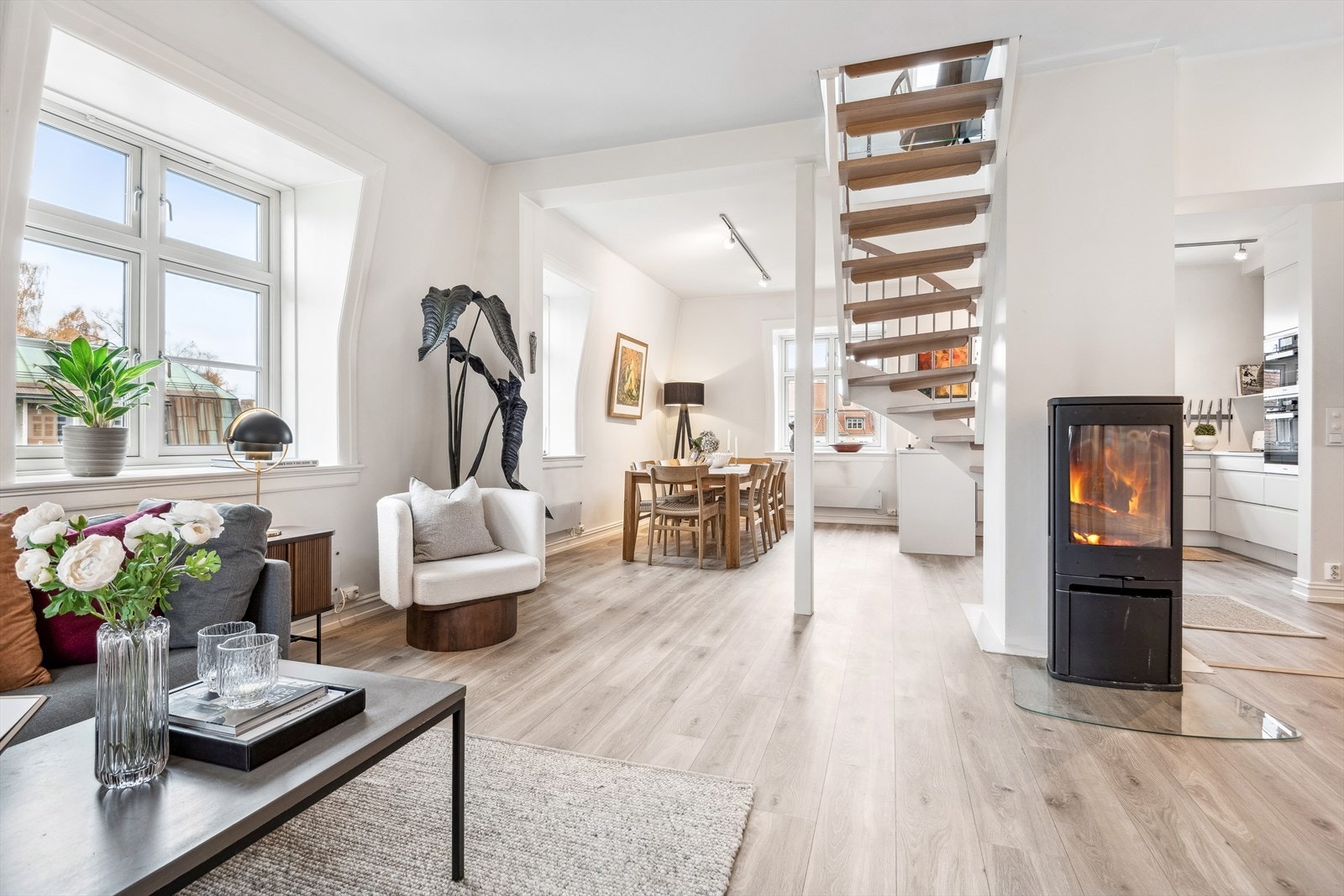 Gjennomgående og åpen planløsning, samtidig som hver av sonene finner sin naturlige plass. Galleribilde