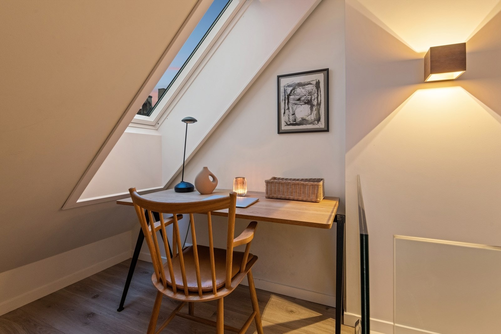 Kontorhjørne ifm gangen på loftsplanet. Galleribilde