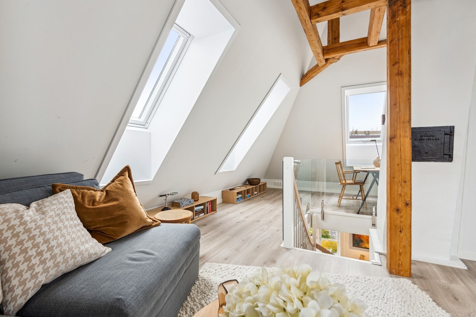 Gulvareal inkludert trappeåpning, innervegger, sjakter o.l. er oppmålt til ca. 41 m². Det er i tillegg en hems over deler av loftsetasjen med gulvareal på ca. 3 m². Galleribilde