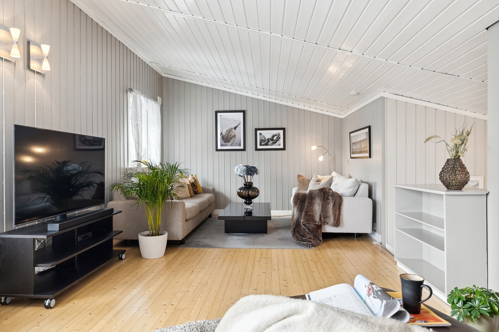 Stuen har tregulv, malt panel på vegger og i himling. Galleribilde