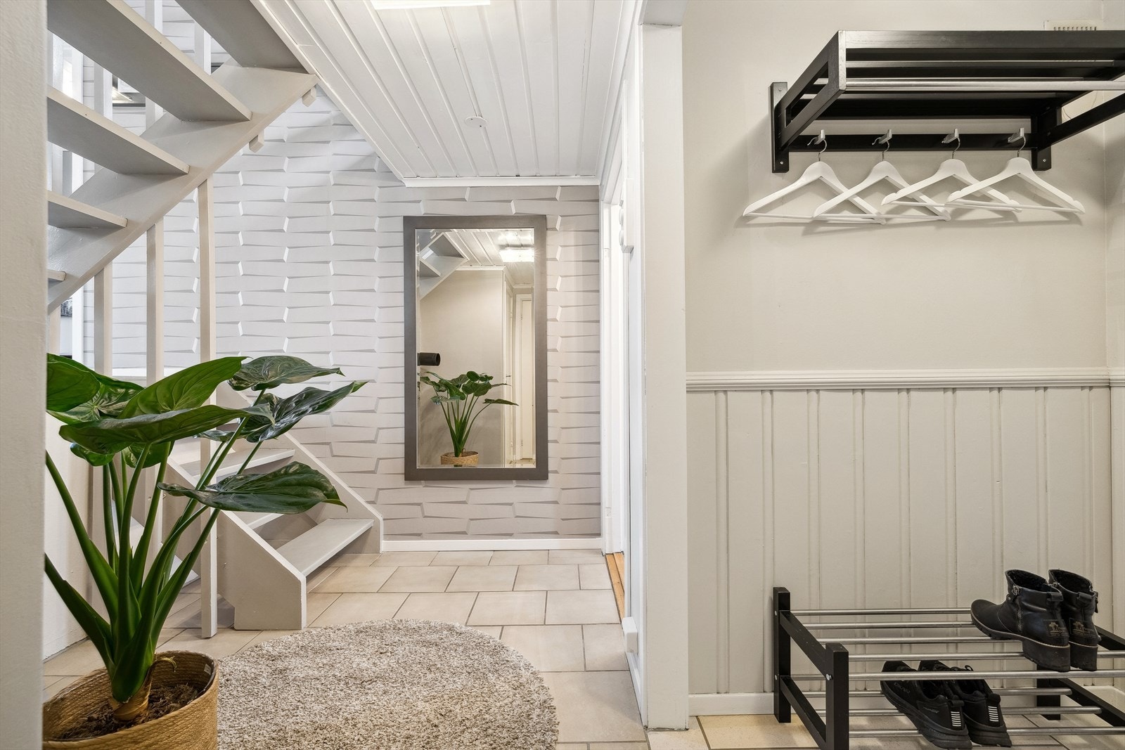 Hall/gang har god plass til å henge yttertøy og skoparkering. Galleribilde