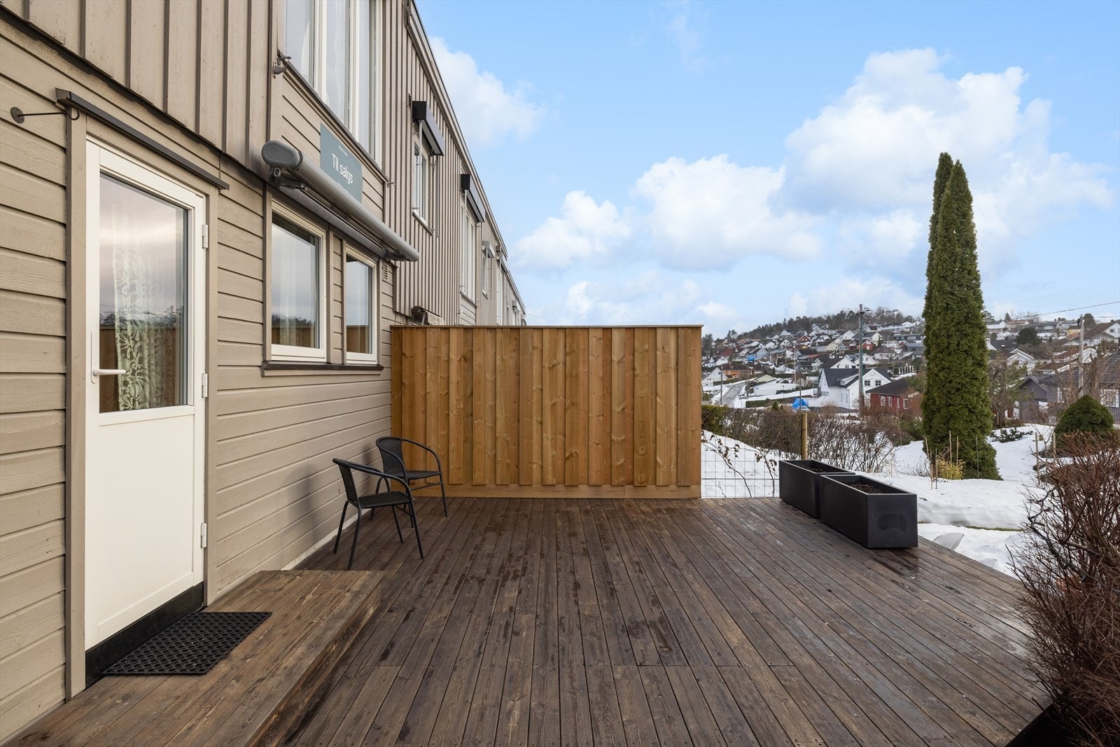 Terrassen har god plass til hagemøbler. Galleribilde