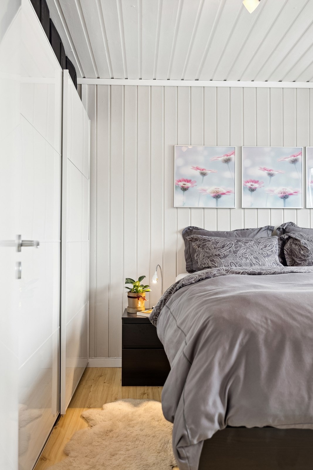 Hovedsoverommet har en romslig skyvedørsgarderobe. Galleribilde