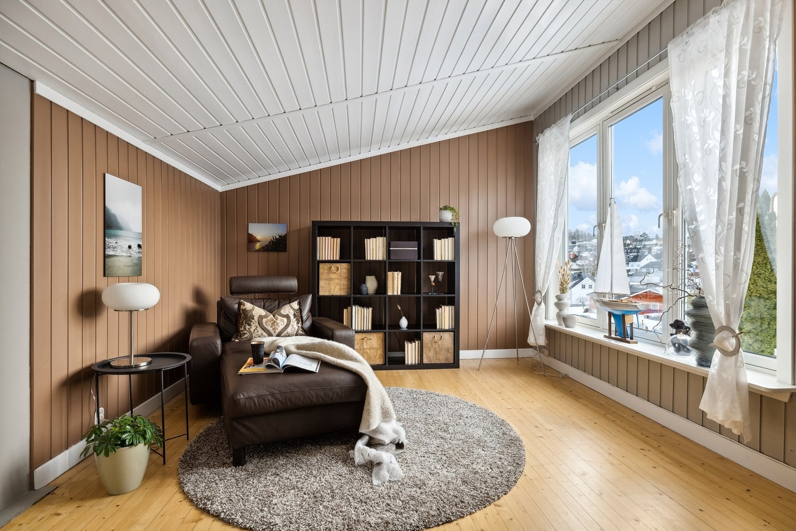 Stuen er "avdelt" i to soner. Galleribilde