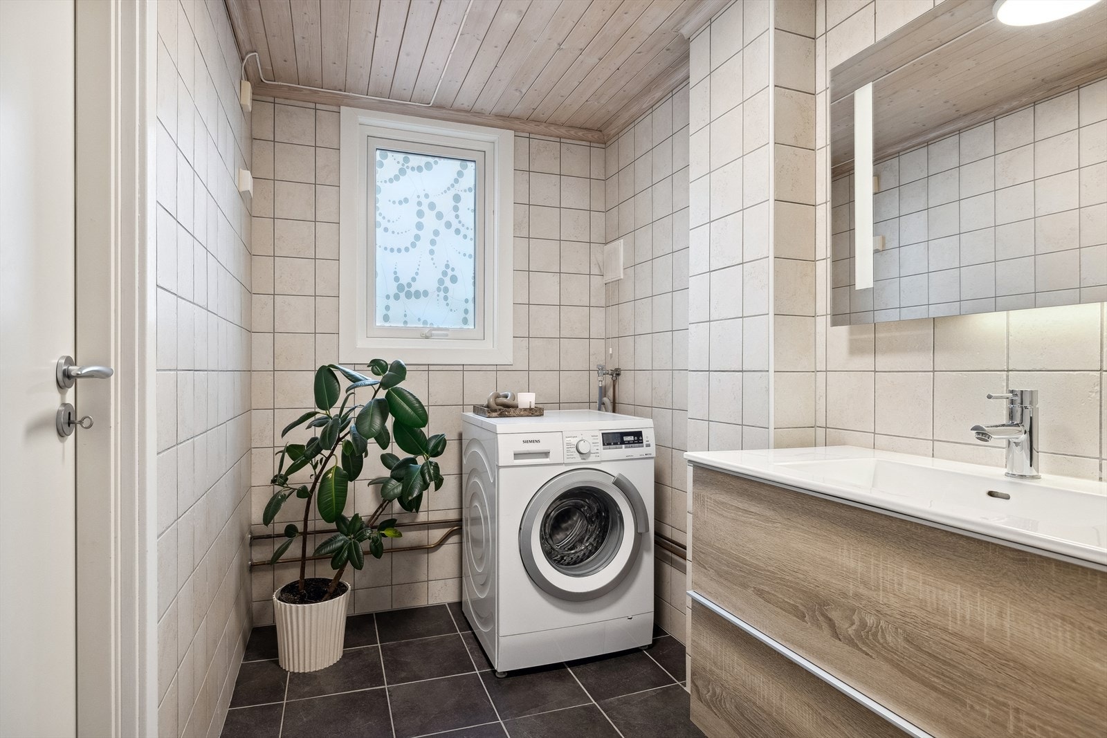 Baderommet har opplegg for vaskemaskin. Heldekkende servant fra 2018. Galleribilde