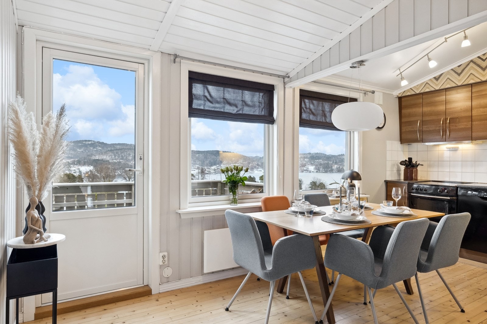 Fra kjøkkenet er det utgang til en flott balkong med nydelig utsikt og formiddagssol. Galleribilde