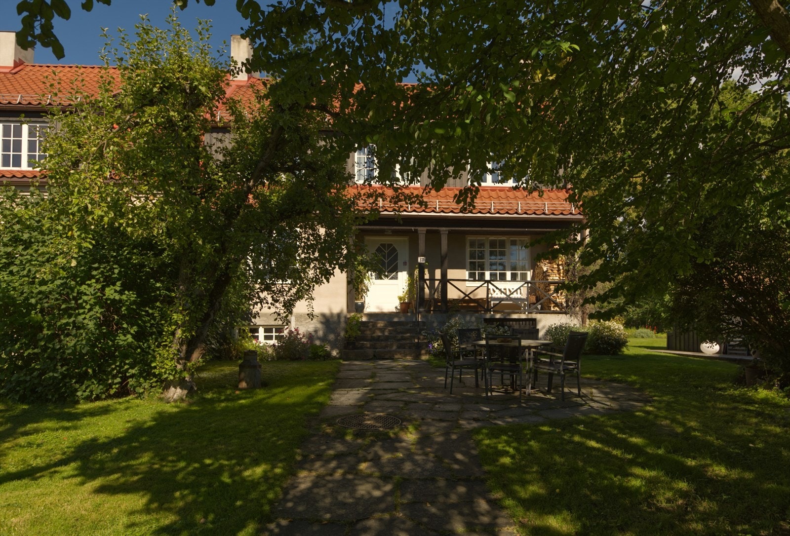 Hagen er av svært god størrelse, og beveger seg rundt tre sider av boligen. En grønn og frodig oase man enkelt blir glad i. Galleribilde