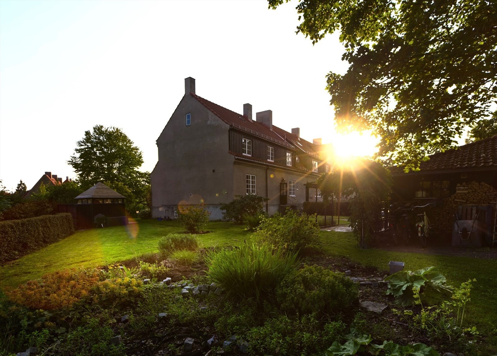 Her er det plass til stort telt for 60 personer - et hyggelig sted å samles på lange, solfylte sommerkvelder. Galleribilde