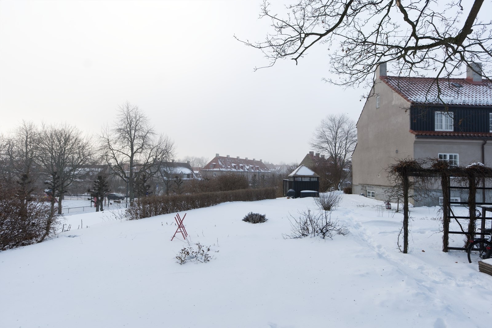 Ullevål Hageby er et sted hvor mennesker i alle aldre vil trives, og naboskapet er beskrevet som svært hyggelig. Galleribilde