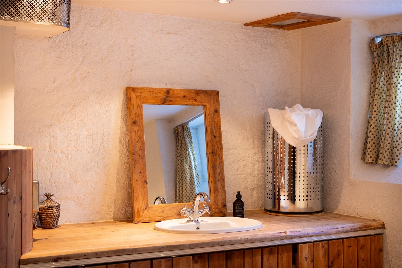 Legg merke til den unike skittentøyssjakten mellom badet i 2.etasje og til badet/vaskerommet i kjelleren. Galleribilde