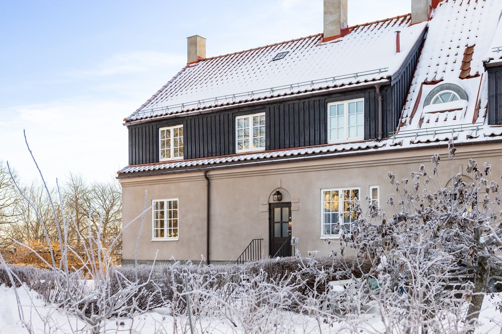 Et unikt og sjeldent enderekkehus med stor og usjenert hage, familievennlig planløsning over tre etasjer, i tillegg til lagringsloft, og parkering i garasje. Galleribilde