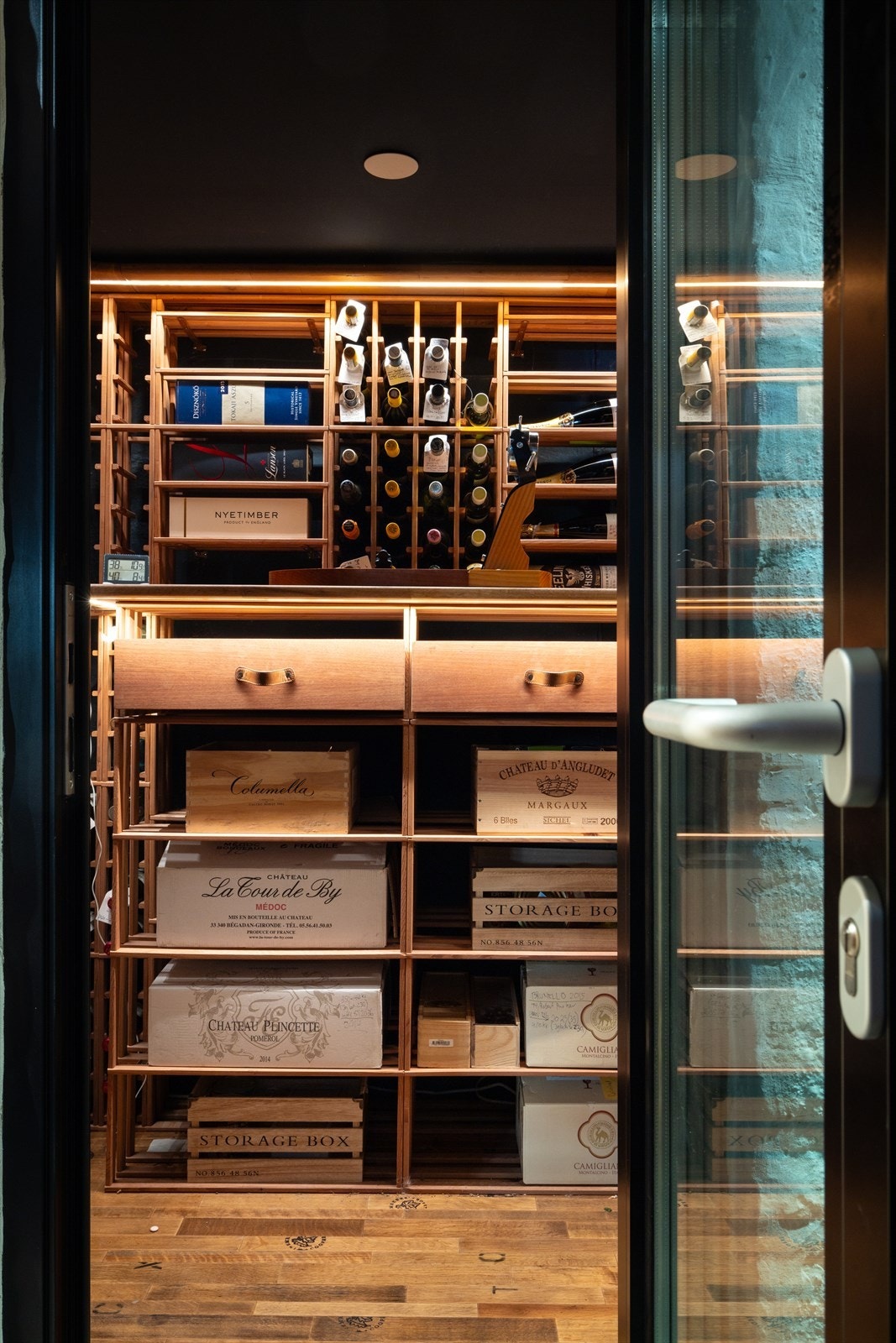 Skreddersydd Passivt vinrom fra Vinoteca med 4-lags spesialprodusert glassdør. Denne boligen har virkelig alt - og litt til. Galleribilde