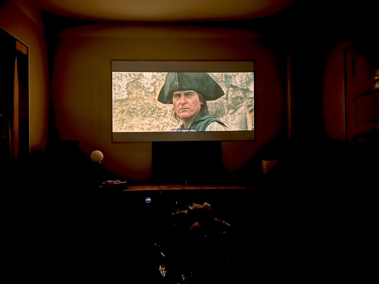 Stuen fungerer også som en super hjemmekino med blendingsgardin og skjult kabling i vegger og tak. Galleribilde