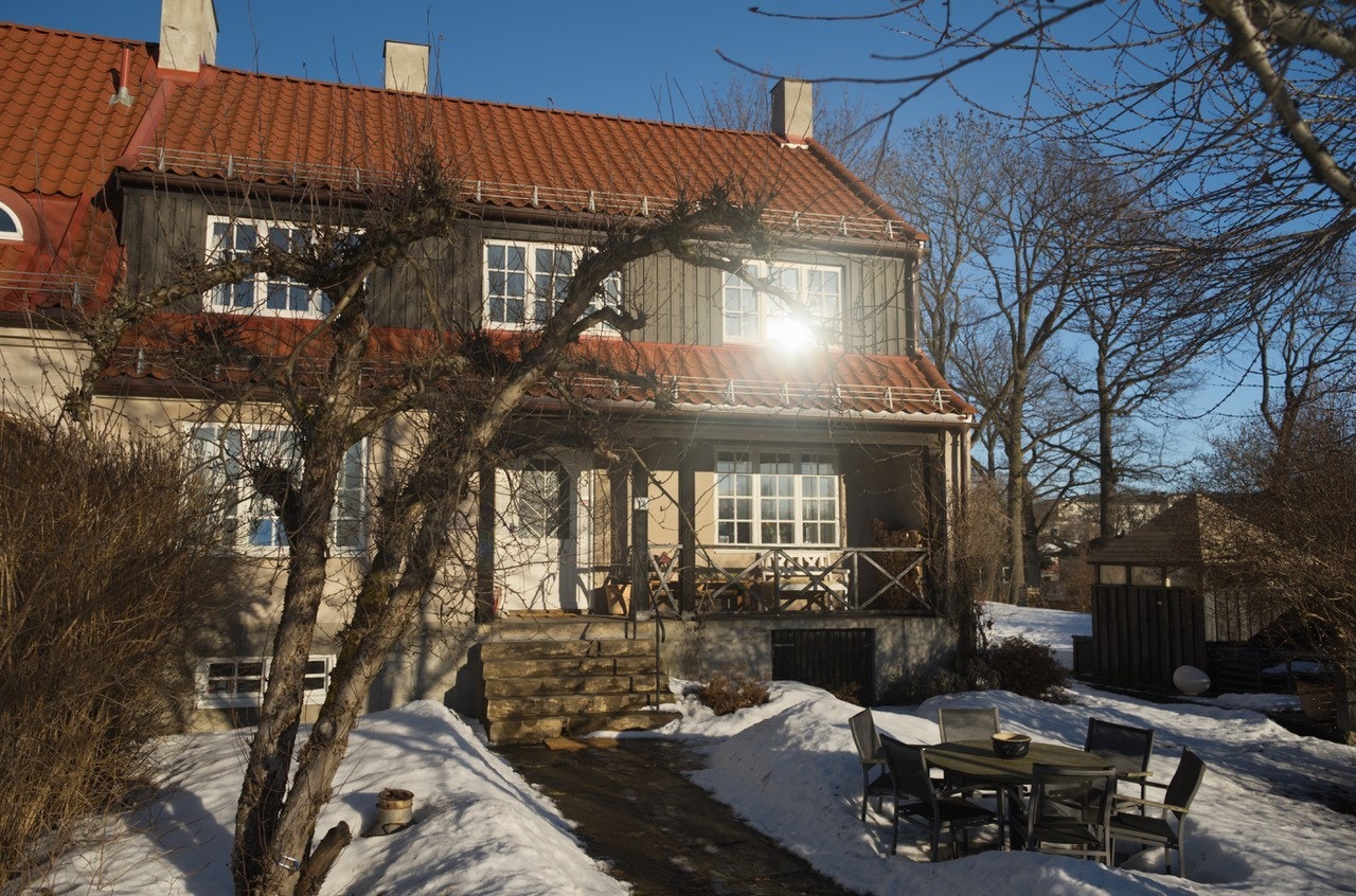 Boligen ligger høyt, fritt og usjenert til med sol fra morgen til kveld. Galleribilde