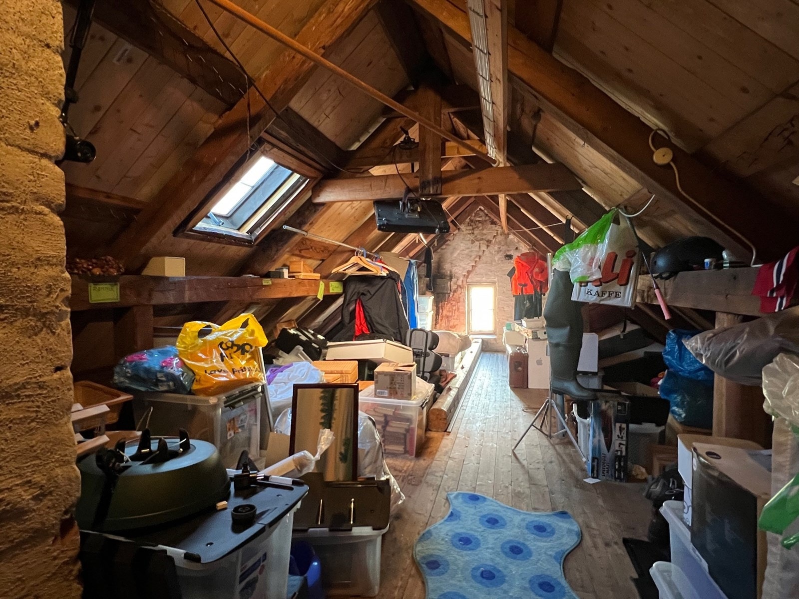Fra 2.etasje er det i tillegg tilgang til et stort og praktisk kaldtloft på 24 m² for rikelig med lagringsplass. Galleribilde
