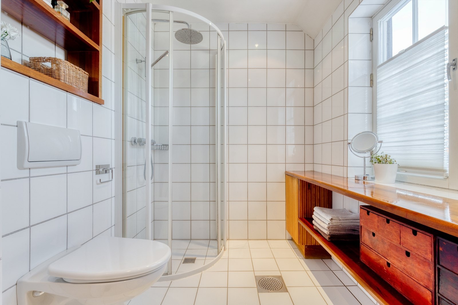 Badet har en tidløs utførelse, og ble blant annet oppgradert med nytt blandebatteri i 2021. Det er skittentøyssjakt direkte ned til vaskerommet i kjelleren. Galleribilde
