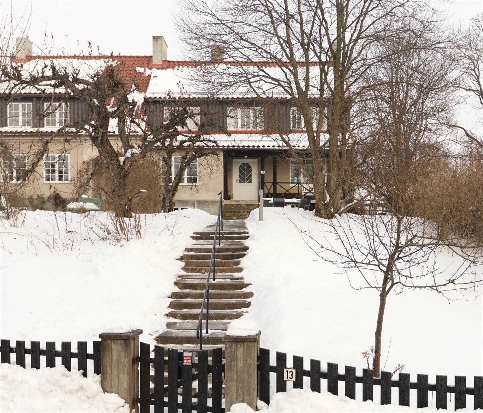 Fra boligen har man kort vei til skoler og barnehagetilbud, offentlig kommunikasjon og en rekke servicetilbud. Galleribilde