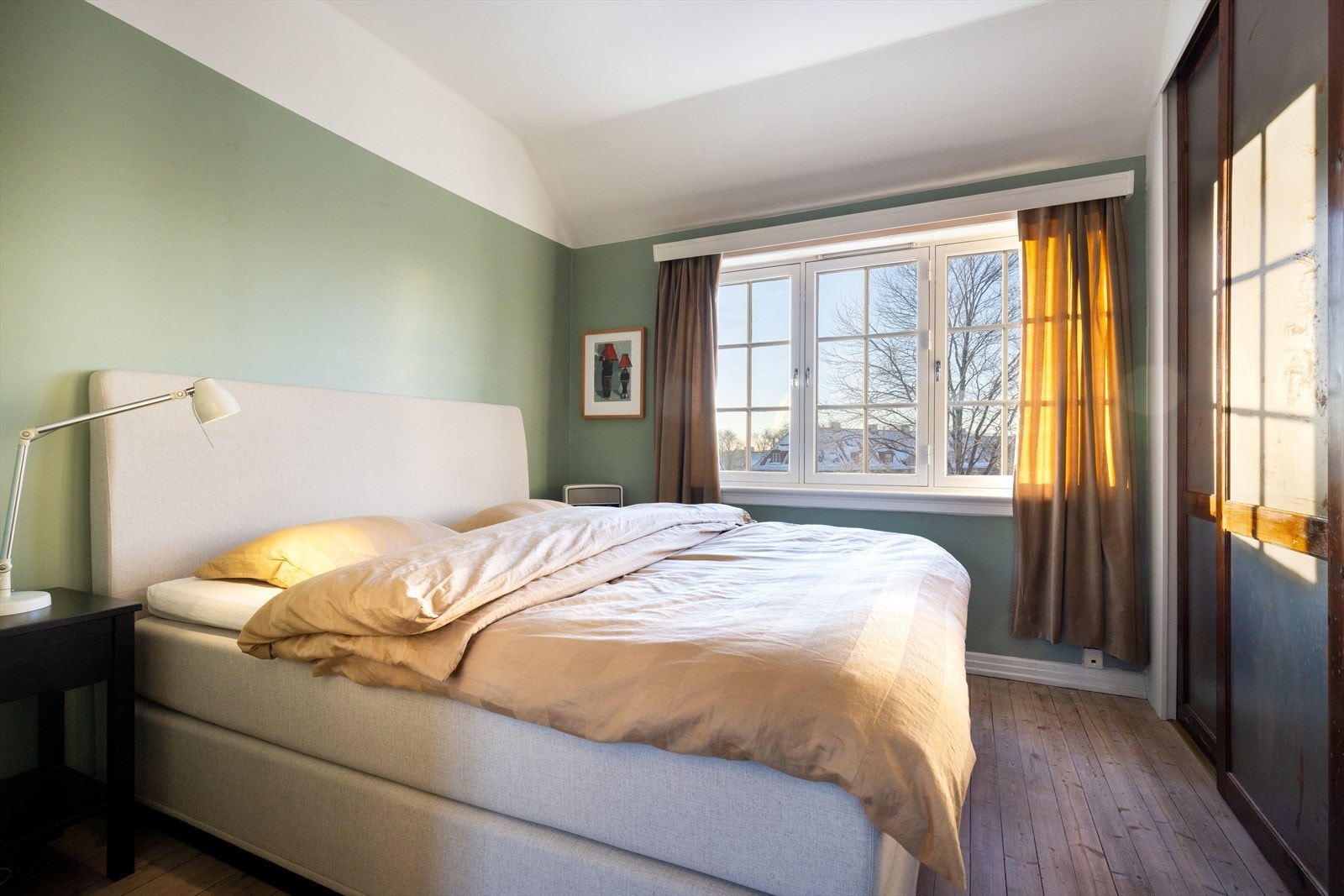 Etasjen består av tre soverom, kontor og et praktisk baderom. Galleribilde