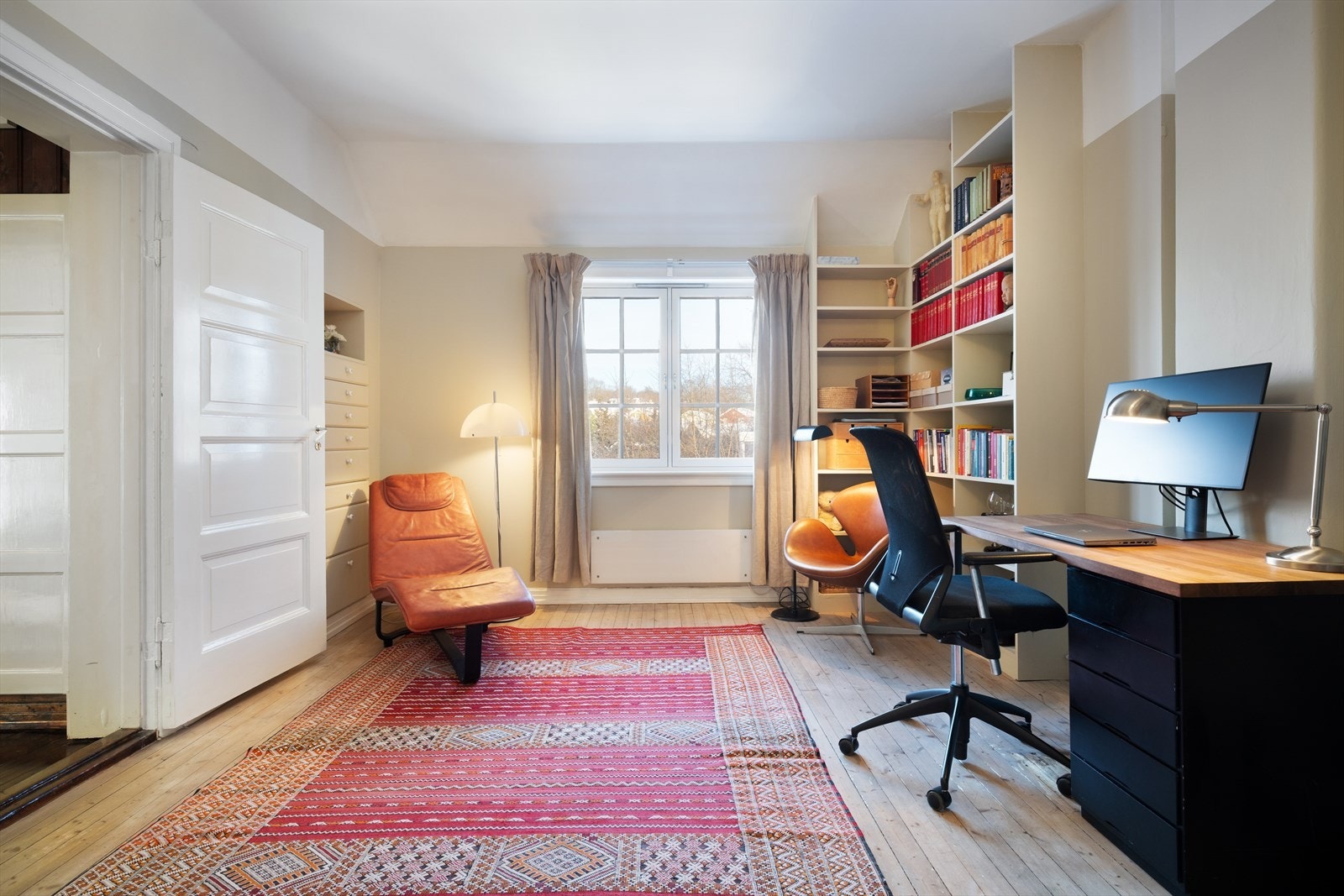 Et romslig og fint rom med flere bruks- og innredningsmuligheter. Galleribilde