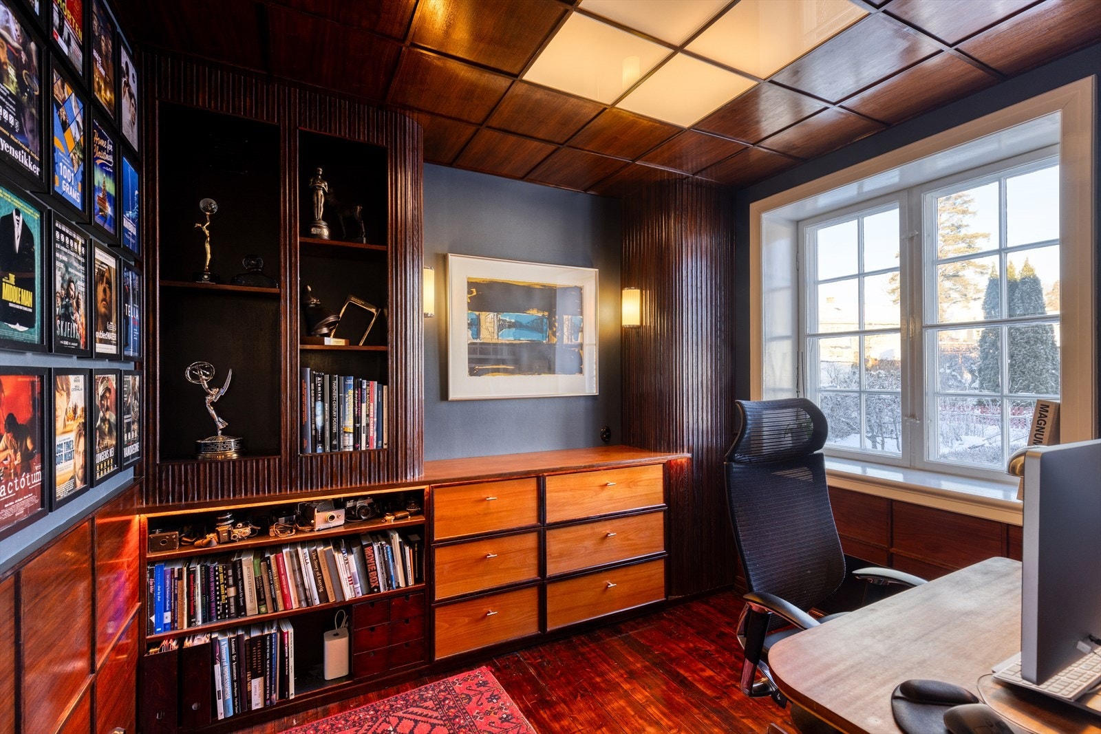 Det er god plass til pult og rikelig med oppbevaringsplass - her er det mange muligheter. Galleribilde