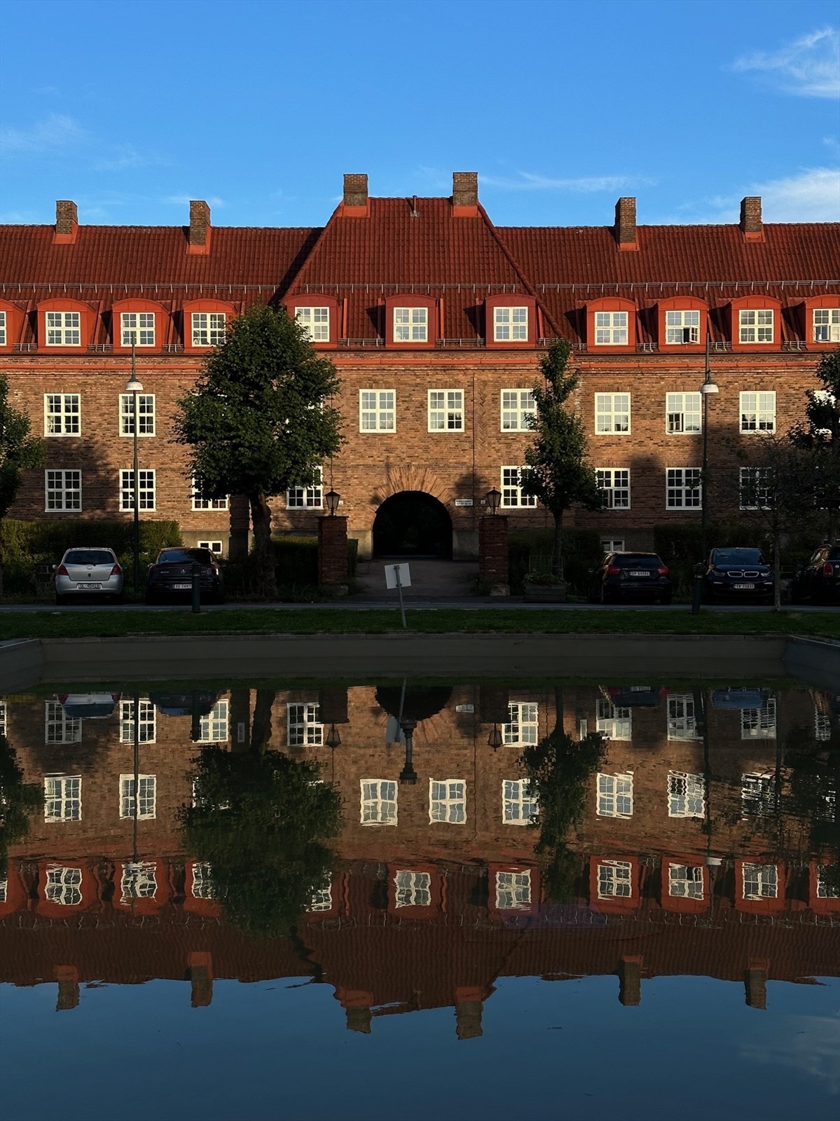 Beliggenheten rett ved Damplassen gir umiddelbar nærhet til blant annet nabolagskafé og bakeri, fontene med hyggelige sitteplasser og grøntareal i Harald Hals' park med tennisbane. Galleribilde