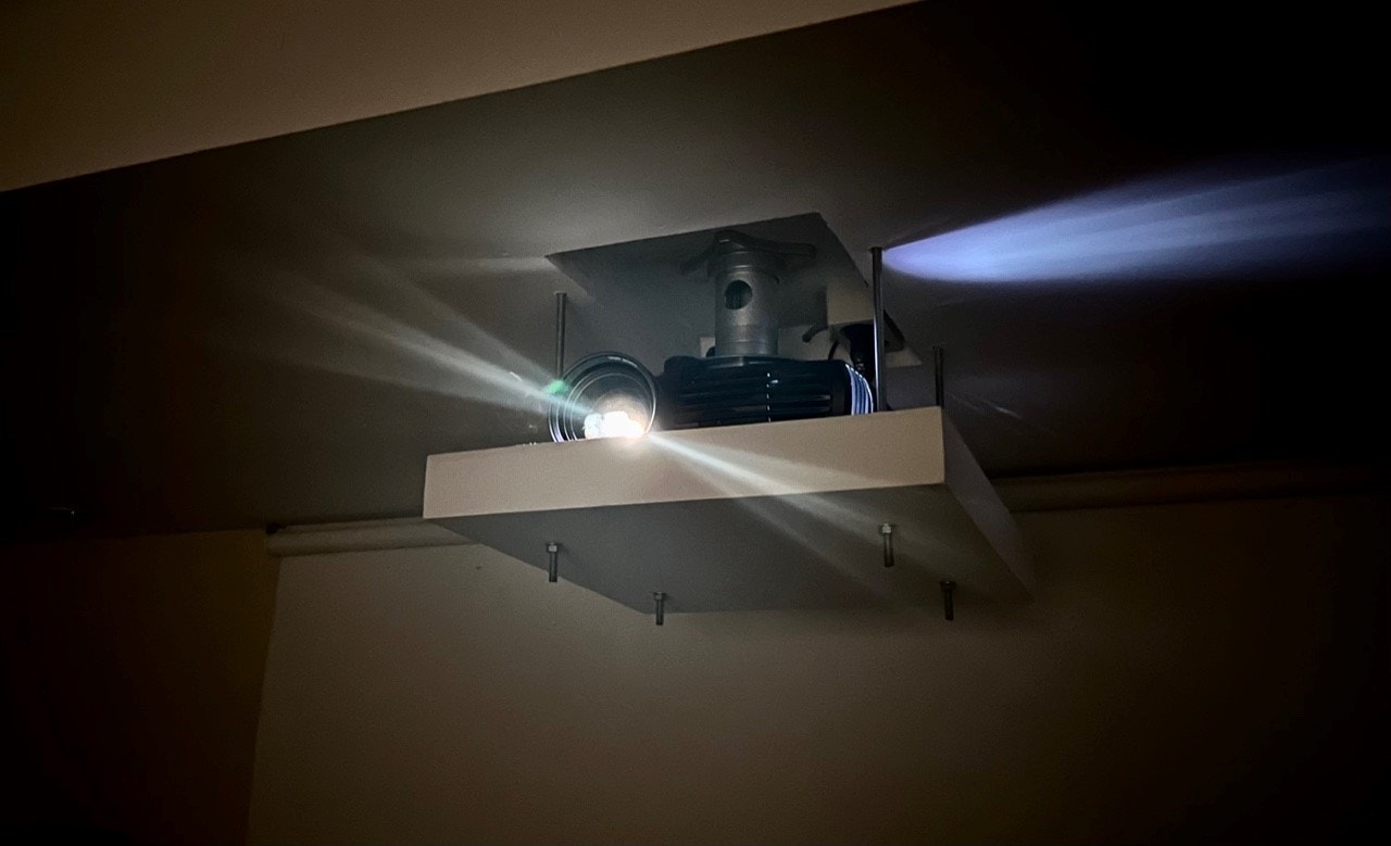 Hvis ønskelig så følger den legendariske Norske projektoren Projection Design med Black DLP med. Galleribilde